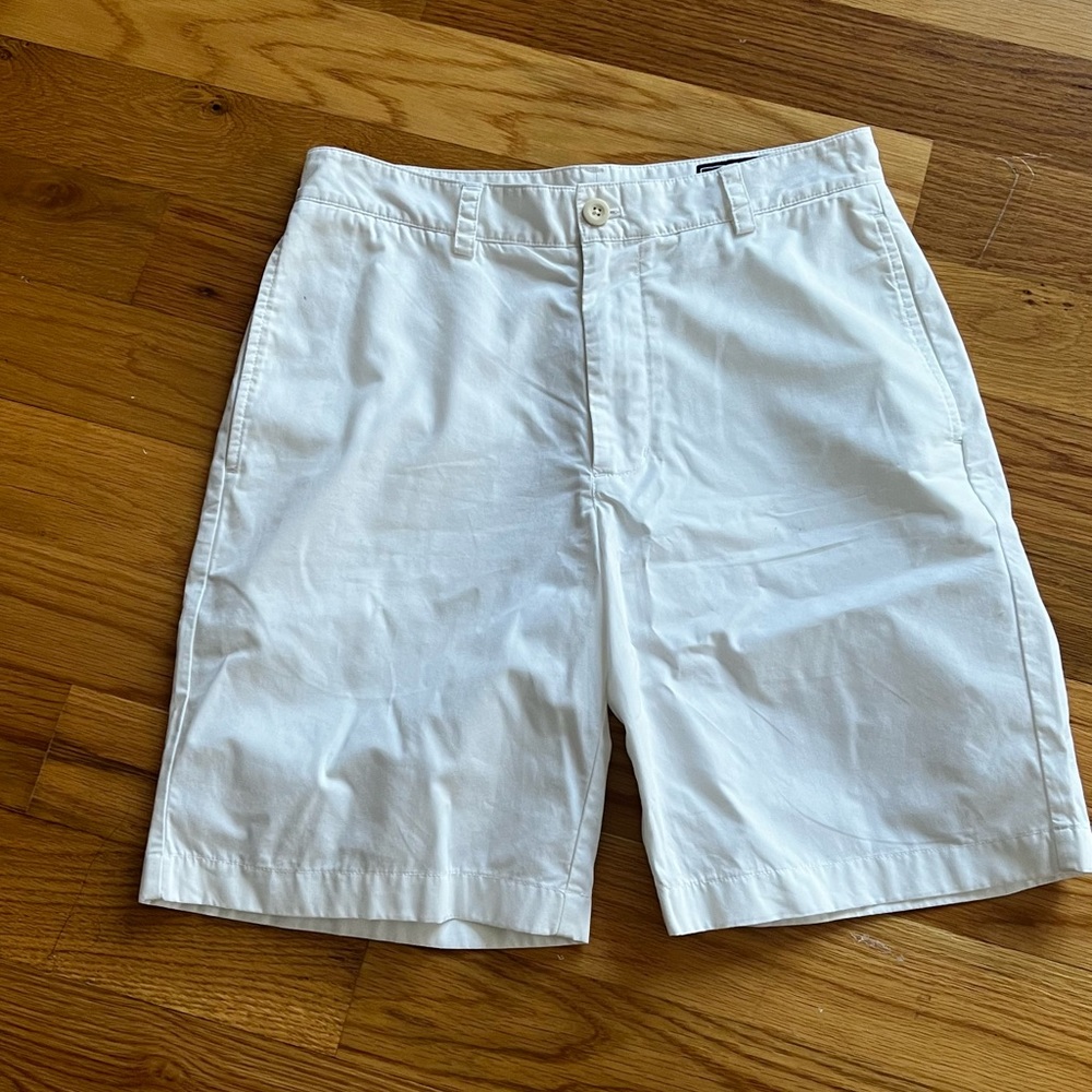 Vineyard Vine men’s white shorts